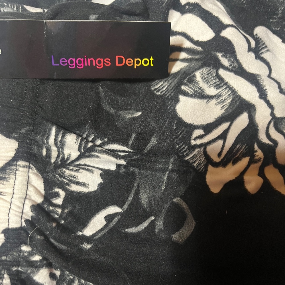 Leggings Depot Floral Print leggings in black and white